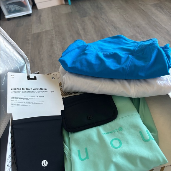 Lululemon bundle 8 pieces 2 shorts 2 sports bra/ top/card holder etc 🔥🔥🔥🔥🔥